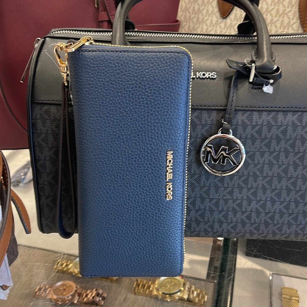 MICHAEL KORS LARGE TRAVEL CONTINENTAL WRISTLET WALLET NAVY BLUE COLOR
NWT - Picture 14 of 16